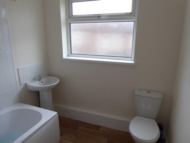 Bathroom - Maybank Road, The Wirral - Lighthouse Lettings