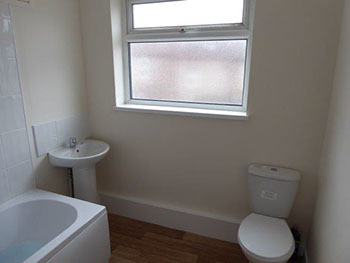 Bathroom - Maybank Road, The Wirral - Lighthouse Lettings