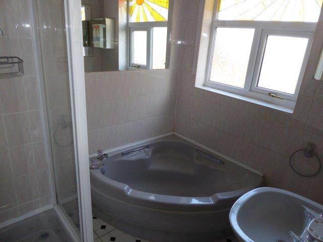 Bathroom - Woodchurch Road, Prenton - Lighthouse Lettings