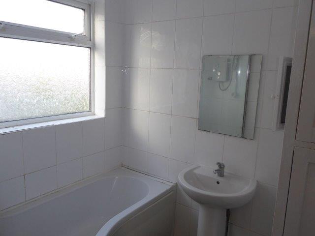 Bathroom - Woodchurch Road, Prenton - Lighthouse Lettings
