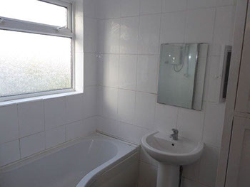 Bathroom - Woodchurch Road, Prenton - Lighthouse Lettings