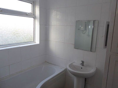 Bathroom - Woodchurch Road, Prenton - Lighthouse Lettings