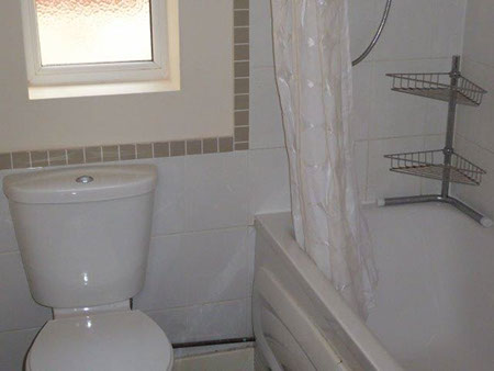 Bathroom - Fieldside Road, Birkenhead | Lighthouse Lettings