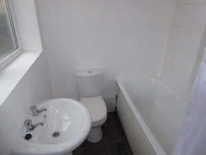 Bathroom - Moorland Road, Birkenhead - Lighthouse Lettings