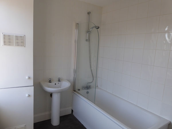 Bathroom - Park Road, Birkenhead - Lighthouse Lettings